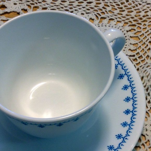 Vintage Corelle Snowflake Garland cups, saucers - Picture 6 of 12